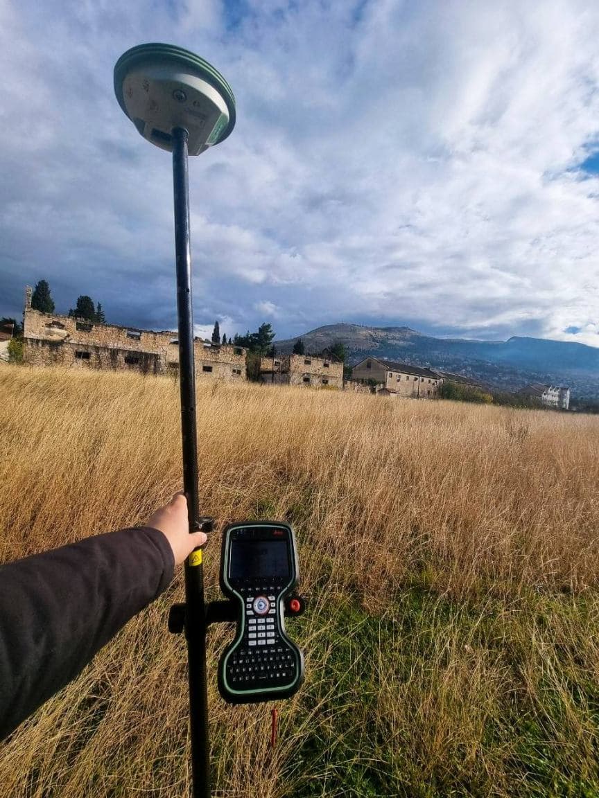 Geodeta na terenu s GNSS RTK prijemnikom